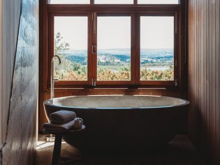 Basalt bathtub, Orange in winter