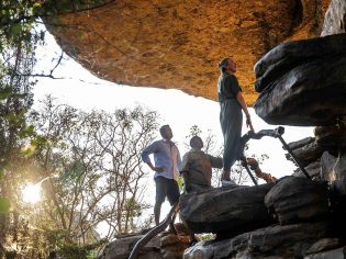 Couple, Guided tour, Ubirr, Kakadu, NT